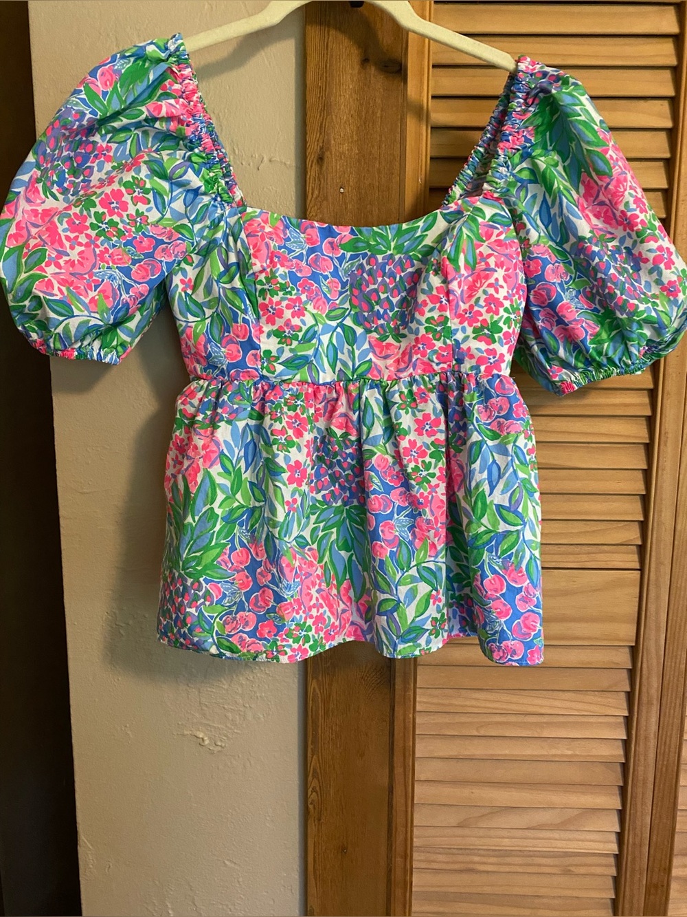 Lilly Pulitzer “Kay” Puff-Sleeve Top Cherry on Top Size 0
Like New w/o Tags